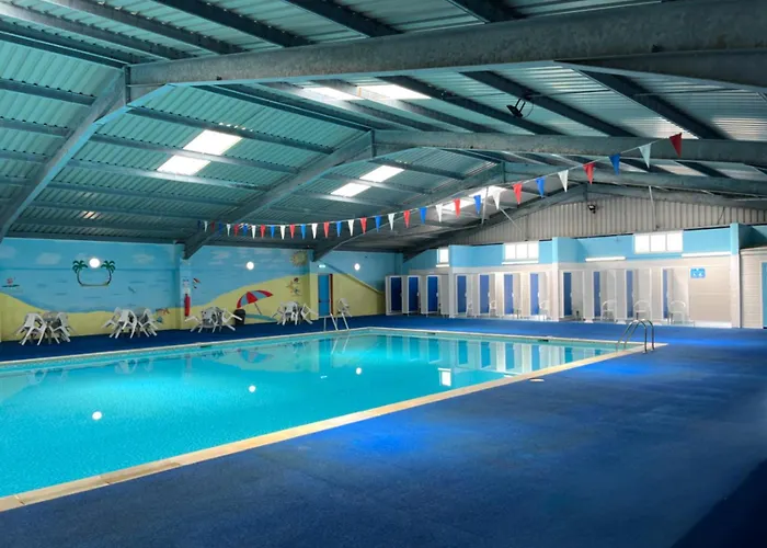 2 Storey 3 Bedroom Chalet -Outdoor Swimming Pool - Sleeps Up To 6 - 5 Min Walk To The Beach, Near Broads And Great Yarmouth