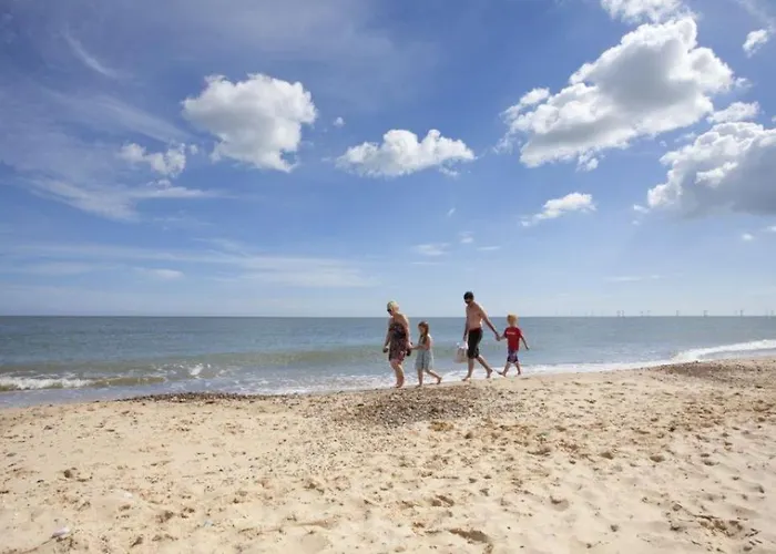 2 Storey 3 Bedroom Chalet -Outdoor Swimming Pool - Sleeps Up To 6 - 5 Min Walk To The Beach, Near Broads And Great Yarmouth