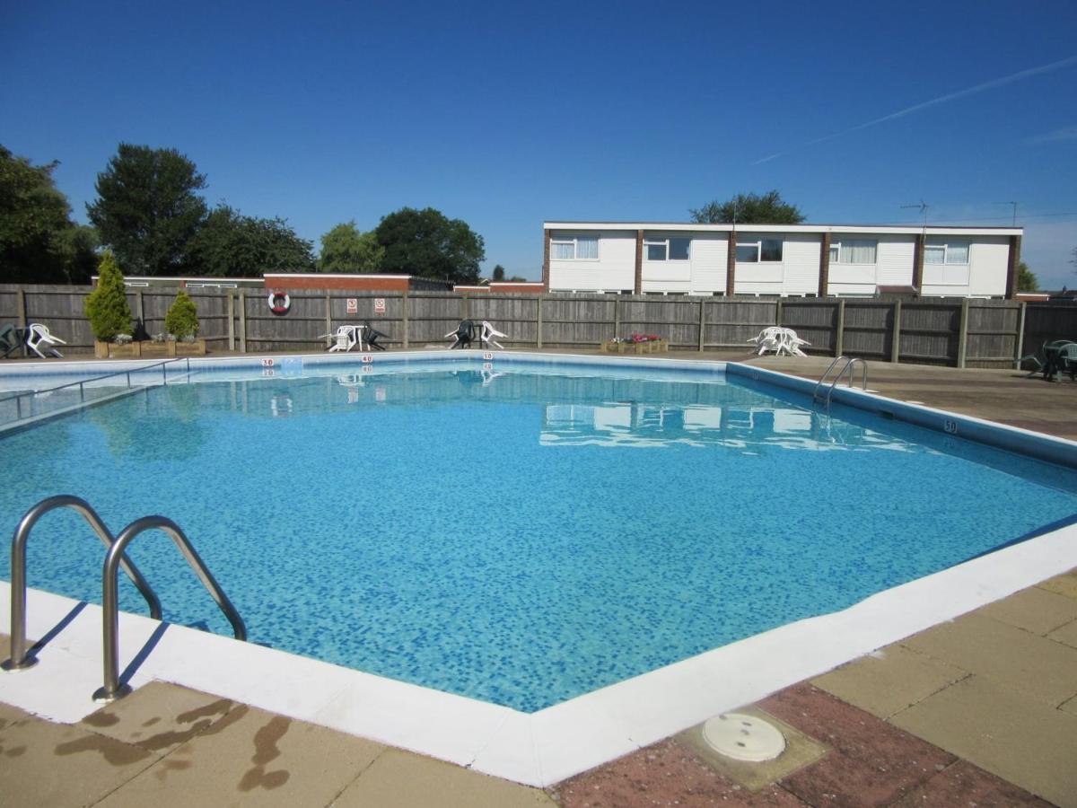 Coastal Chalet: Beachside Retreat With Pool * Scratby
